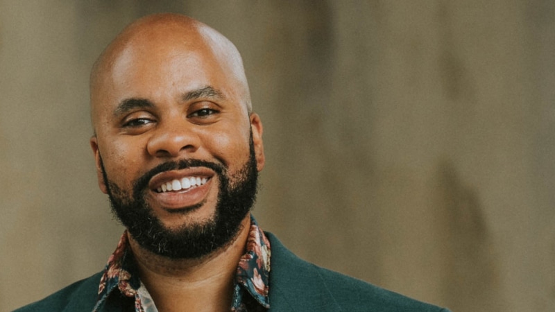 Eric-Thomas_headshot1-©-Katie-Simbala_800x450_acf_cropped